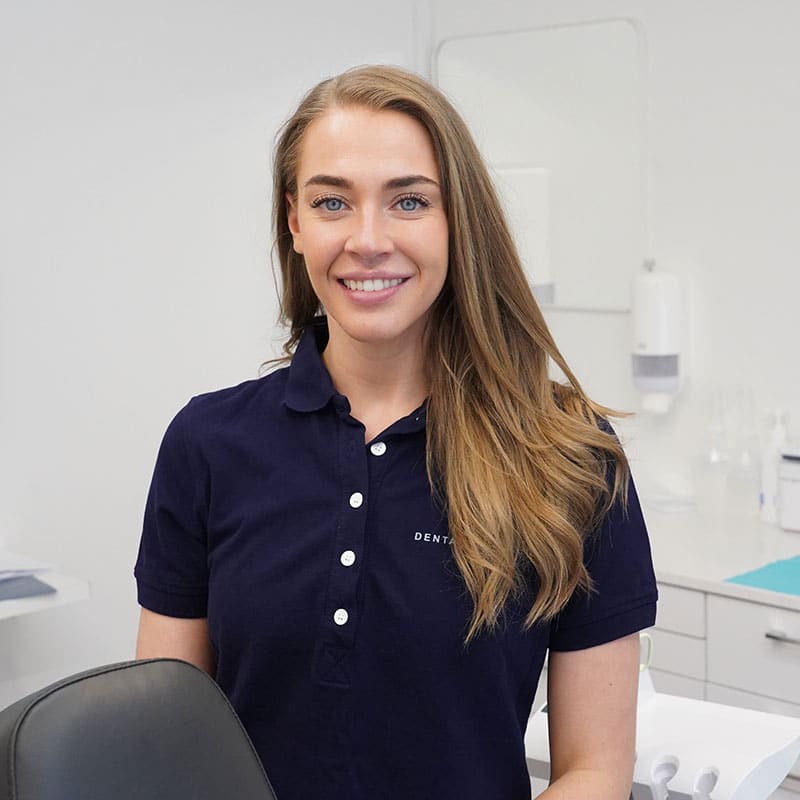 Dentalklinikken tilbyder tandbehandling med et smil på læben