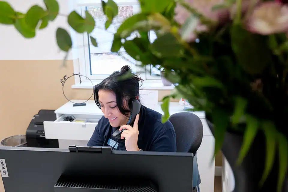 Halime sidder klar ved telefonen