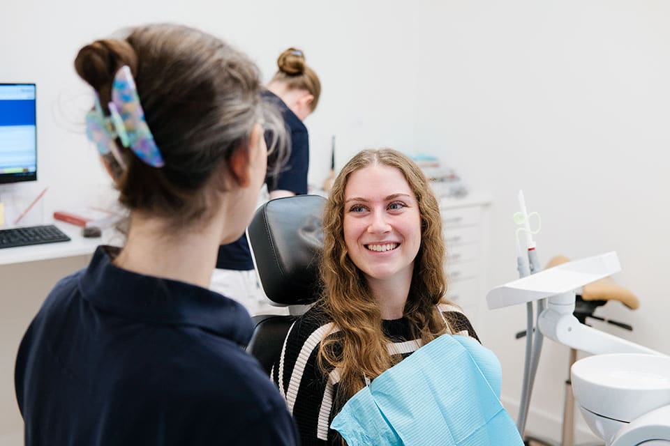 Tandlæge med patient i akut behandling hos Dentalklinikken i Ballerup
