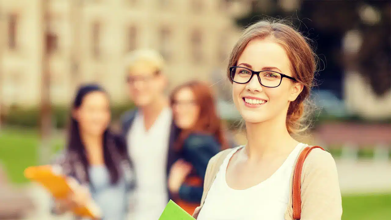 Student Discount Dentist – Affordable Dental Care for Students A student smiling confidently after a dental visit.
