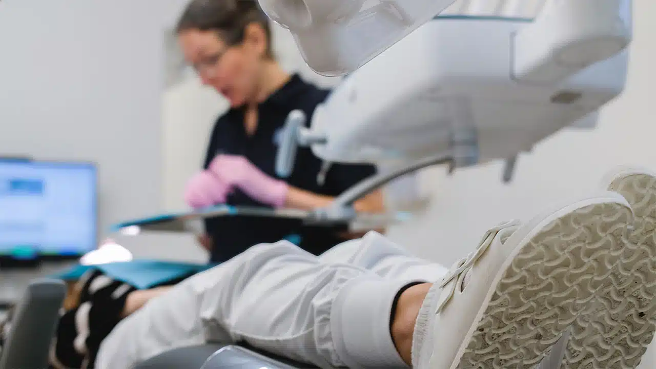 Patient i fuld narkose hos tandlægen