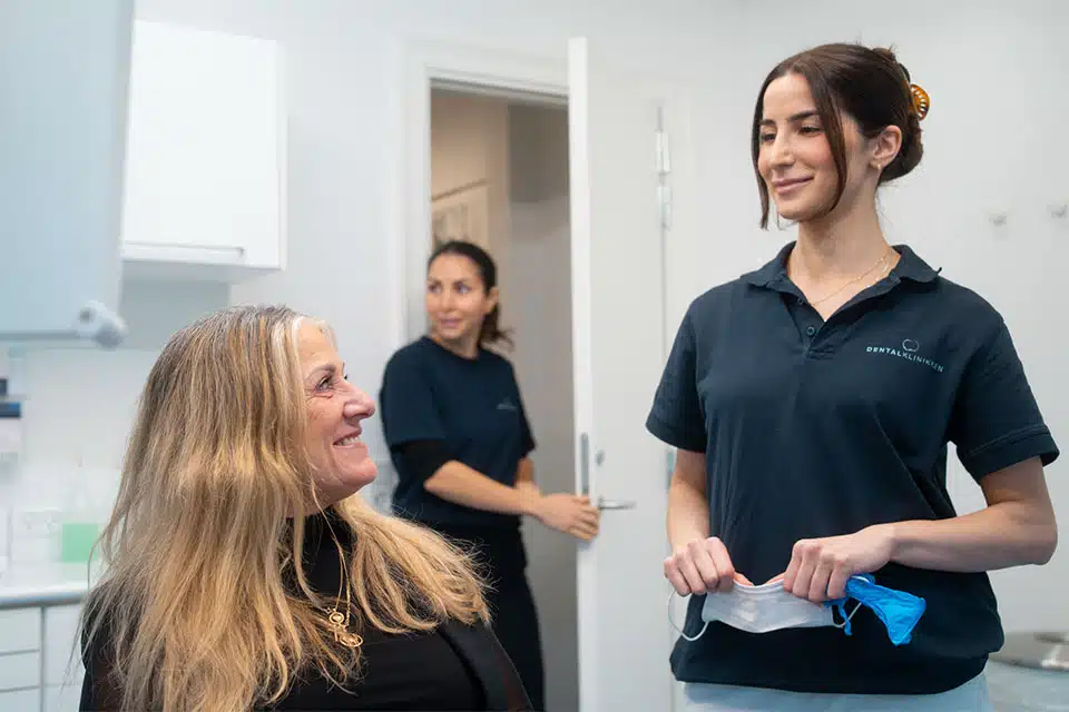 Patient sidder i tandlægestolen