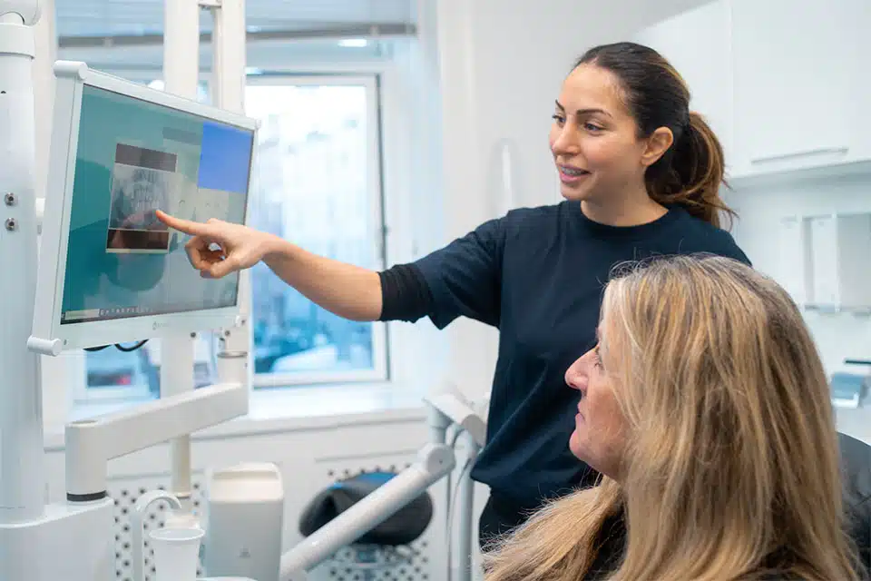 Patient bliver vejledt af vores tandlæge på Nørrebro