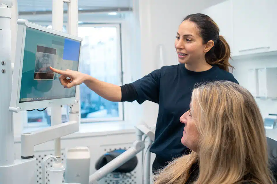 Vores tandlæge på Nørrebro vejleder en patient