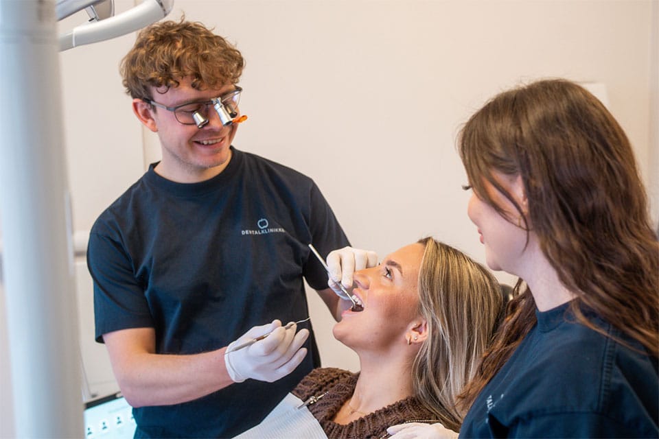 Patient bliver behandlet af tandlæge i Hillerød