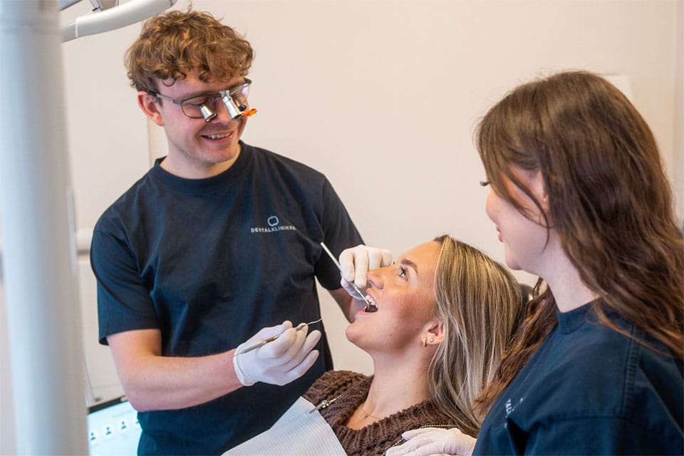 Tandlæge med patient i Hillerød