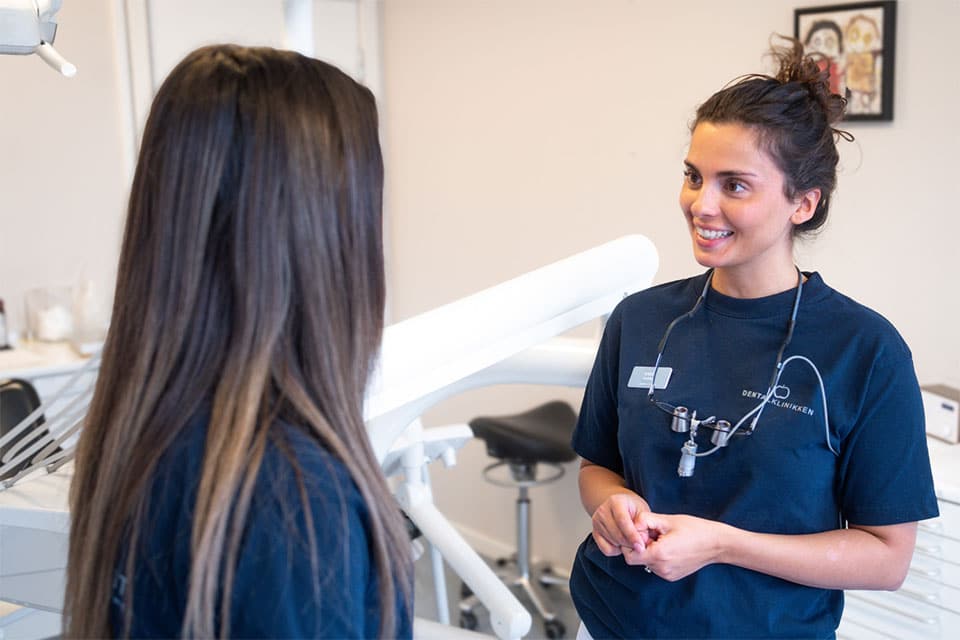 Tandlæge vejleder en patient