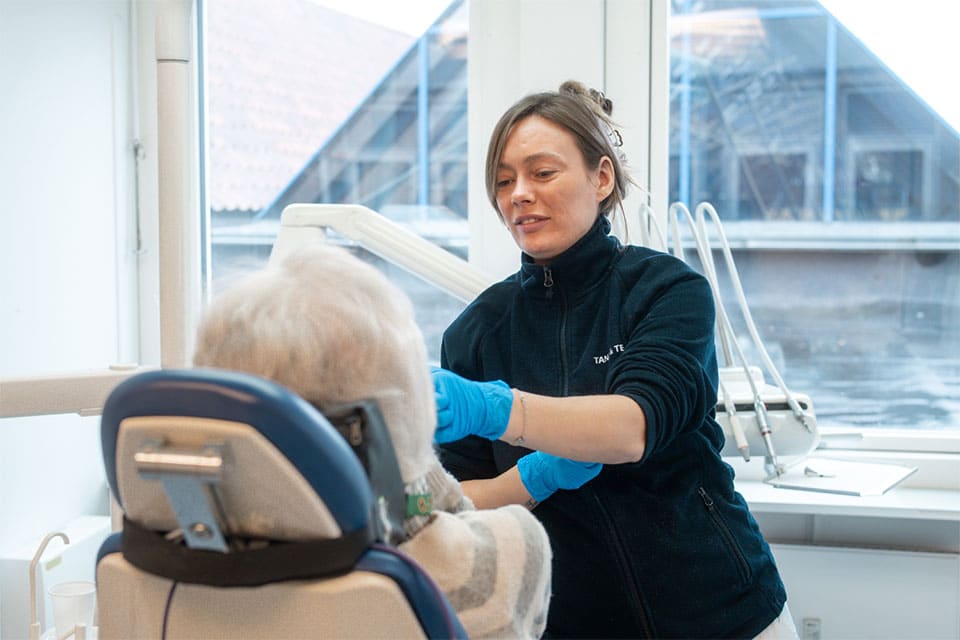 Tandtekniker tager mål til ny protese