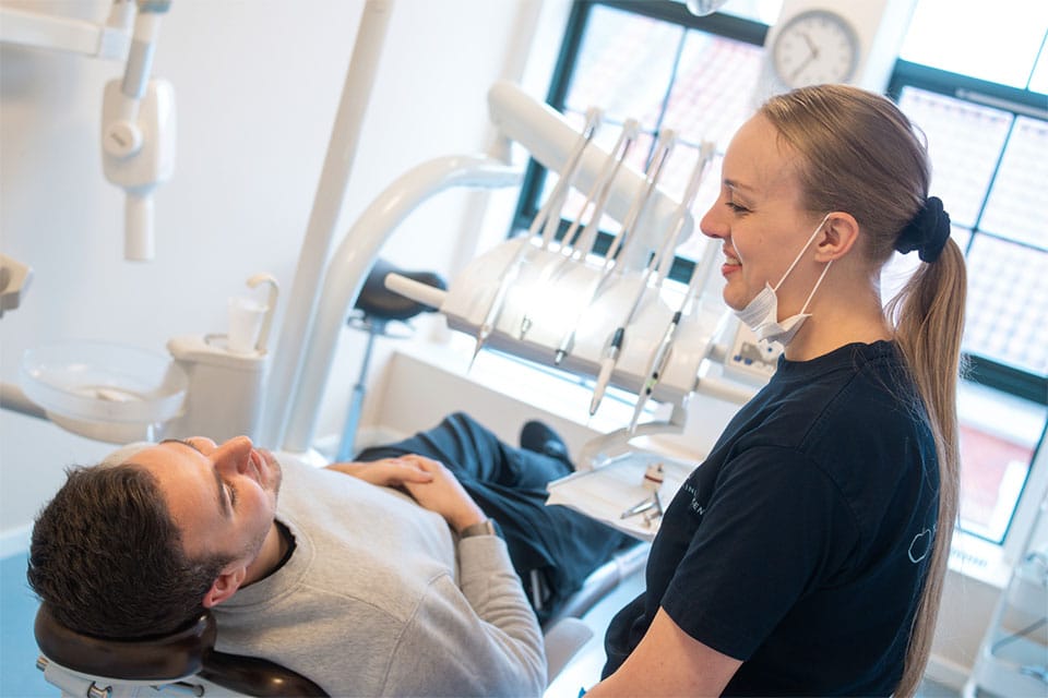 Patient sidder trygt i tandlægestolen