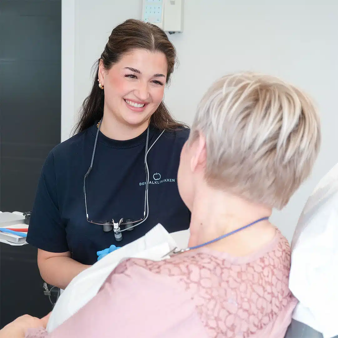 Patient får behandling mod tandlægeskræk hos tandlæge i Husum