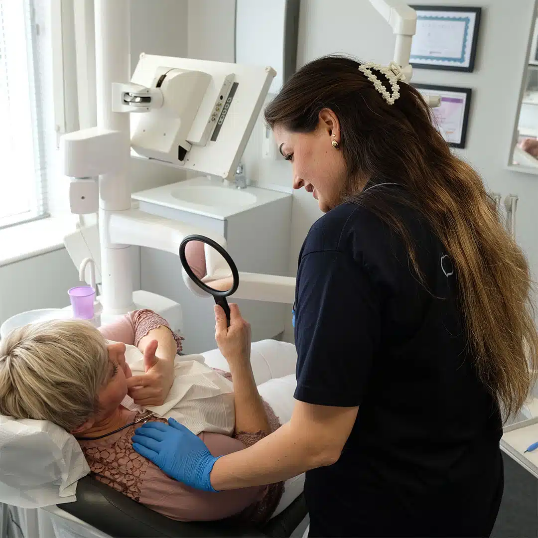 Patient får fjernet en visdomstand hos tandlæge i Husum