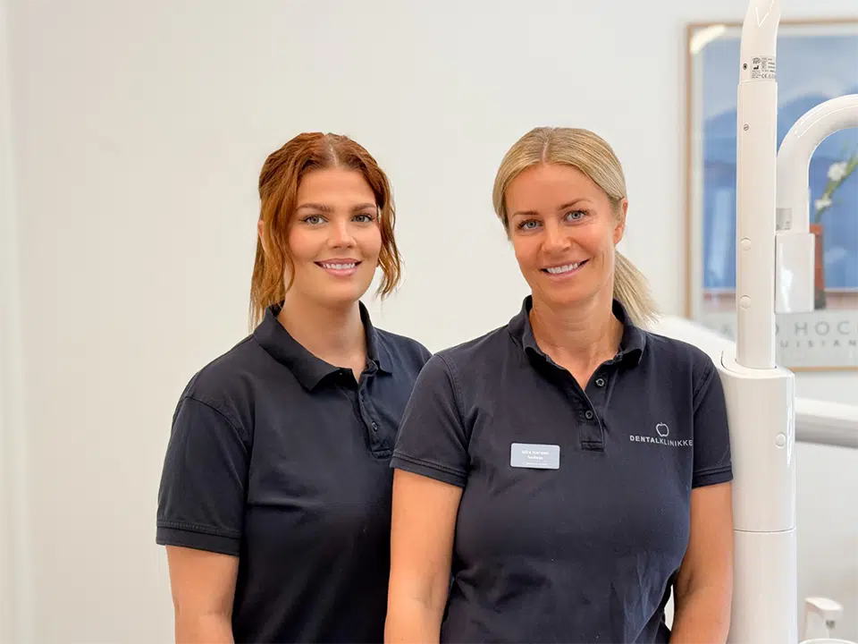 Tandlæge Mira Hansen og klinikassistent Kecia i klinikken i Ballerup
