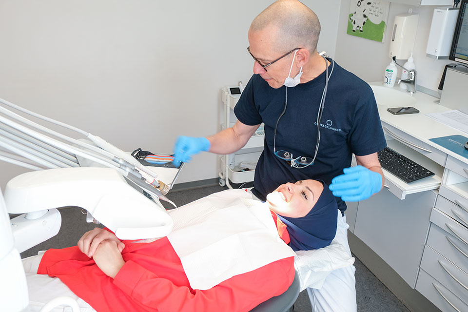 Tandlæge i Husum behandler en patient i klinikken