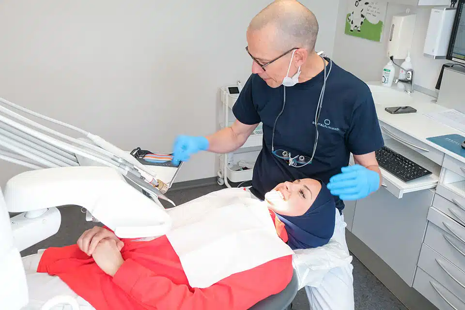 Tandlæge i Husum behandler en patient i klinikken
