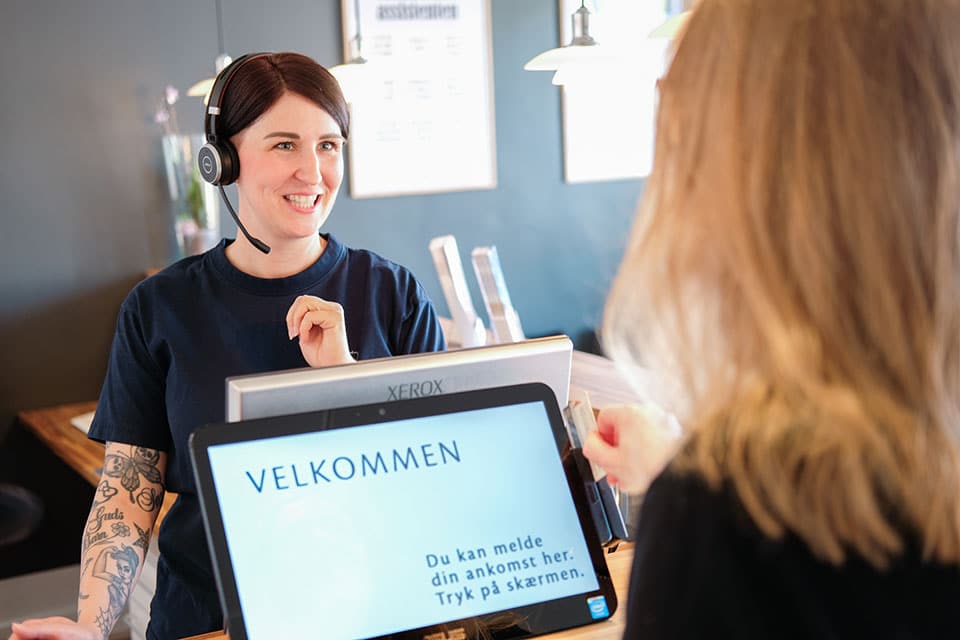Patient bliver budt velkommen af tandlæge i Husum