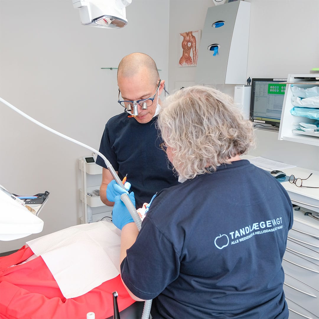 Tandlæge i Husum indsætter tandimplantat