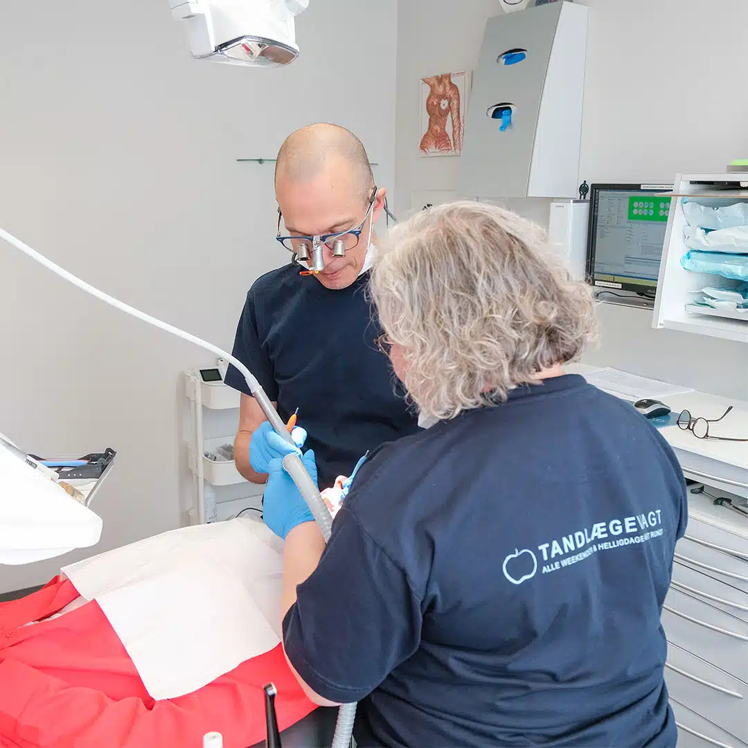 Tandlæge i Husum indsætter tandimplantat