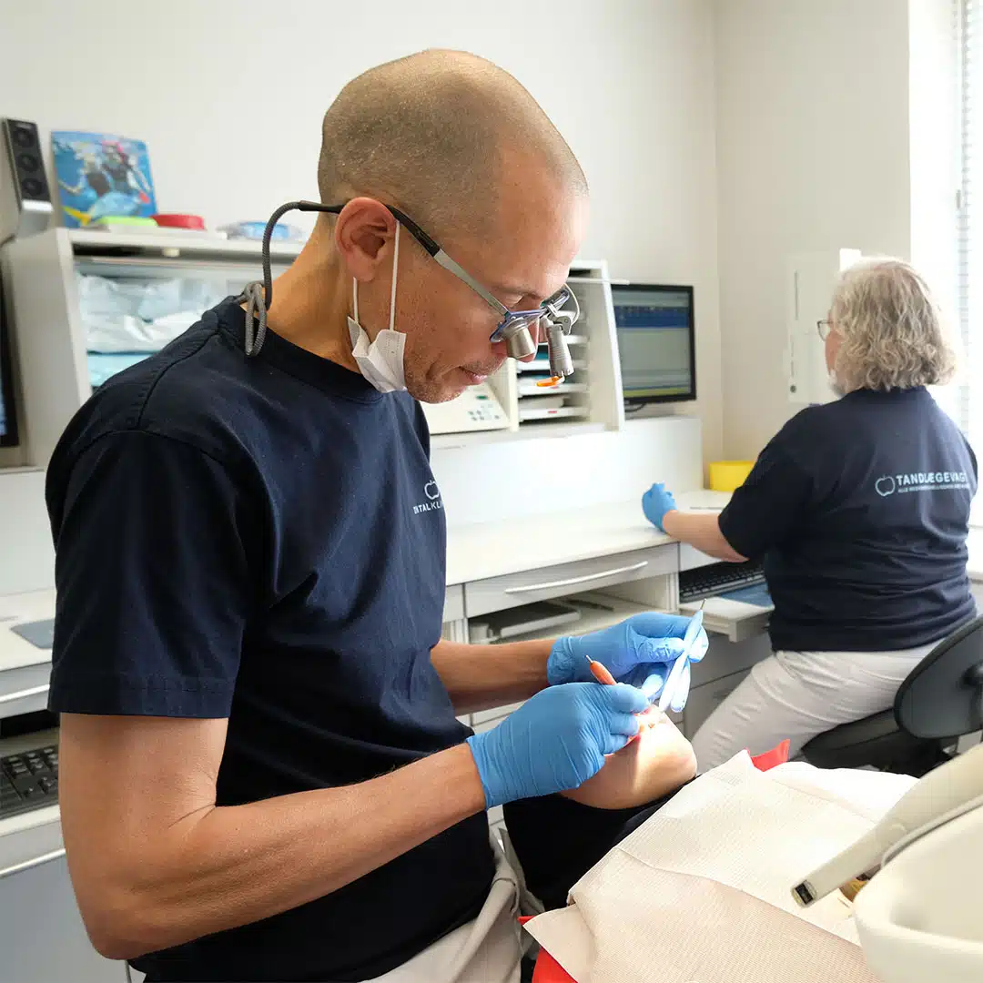 Tandkirurg udfører behandling hos tandlæge i Husum