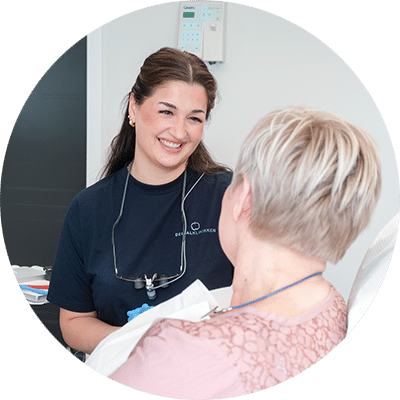 Tandlæge i Husum hjælper patient med tandlægeskræk