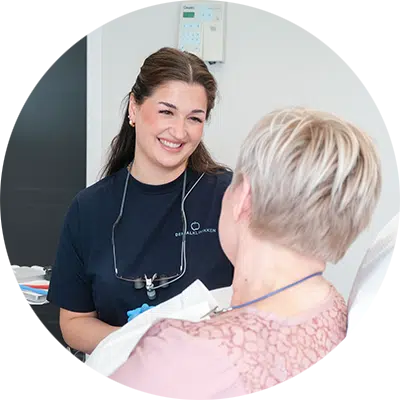 Tandlæge i Husum hjælper patient med tandlægeskræk