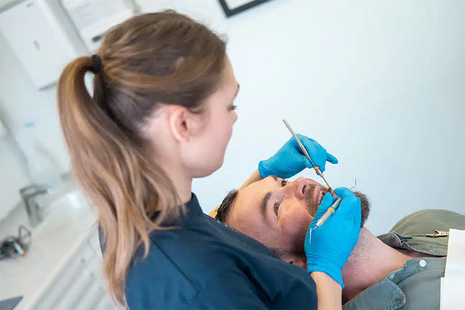 Patient får en grundig tandrensning af dygtig tandplejer