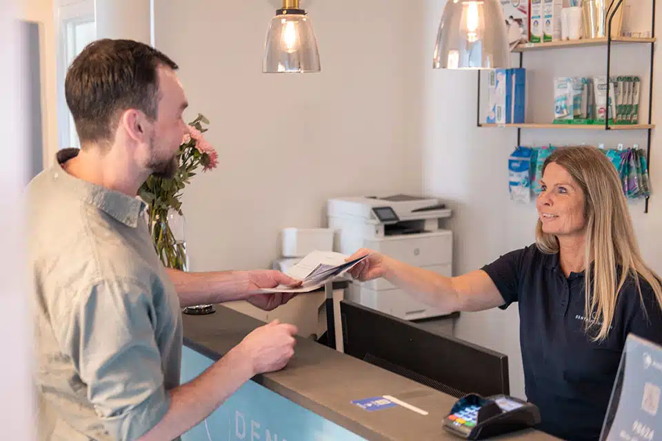 Patient får brochurer efter endt behandling