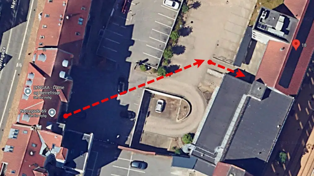 Gården bag bygningerne, som du krydser for at nå indgangen