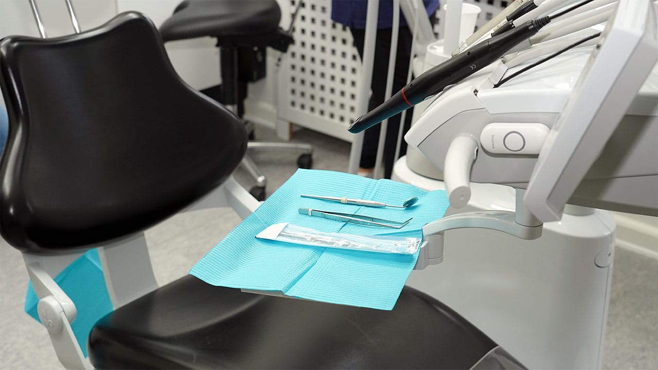 Dentalklinikken i Odense – din lokale tandlæge i Odense. Centralt placeret i forhold til Banegården og busser. Tryg og moderne tandbehandling.